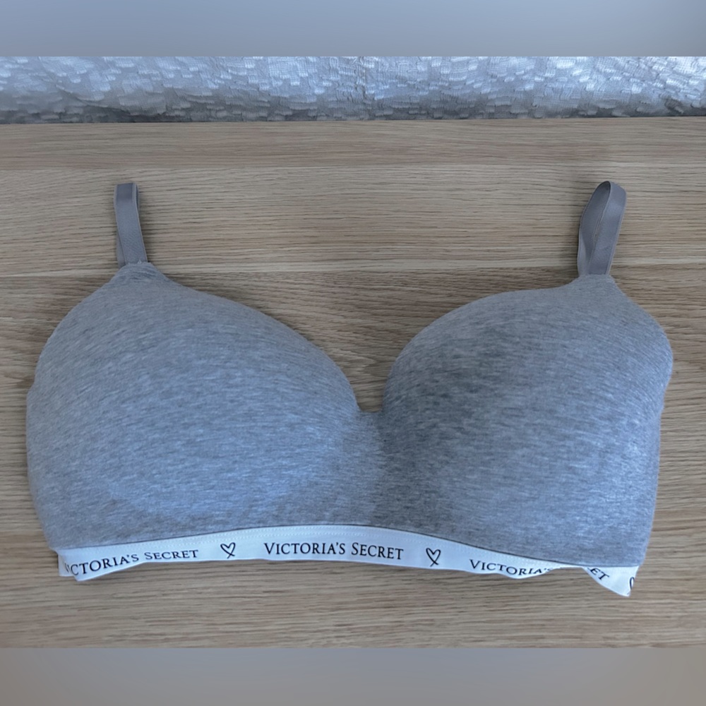 Victoria’s Secret Wireless Logo Tshirt Bra size 36DD